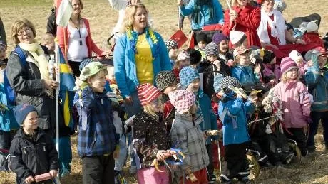 Förskolorna Kättsätter och Armbandet sammanstrålade i projektet Mini magic steps. Vid Paprikabacken i Vilbergen sjöng barnen imse vimse spindel, fast på engelska. Foto: Janne Forsby