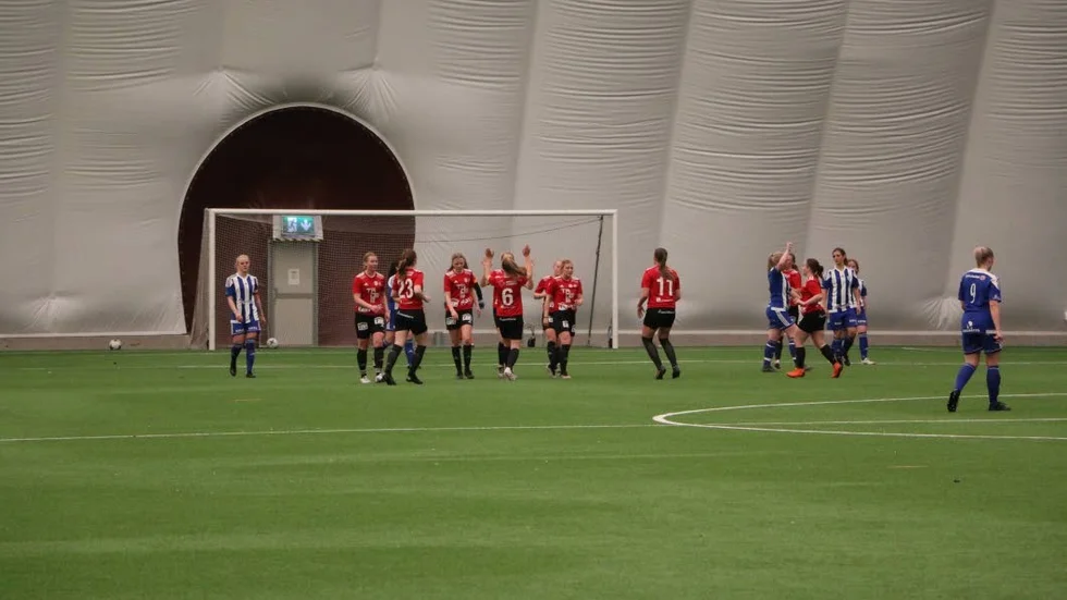 Målfirande när Nelly Hallberg gjorde matchens enda mål.