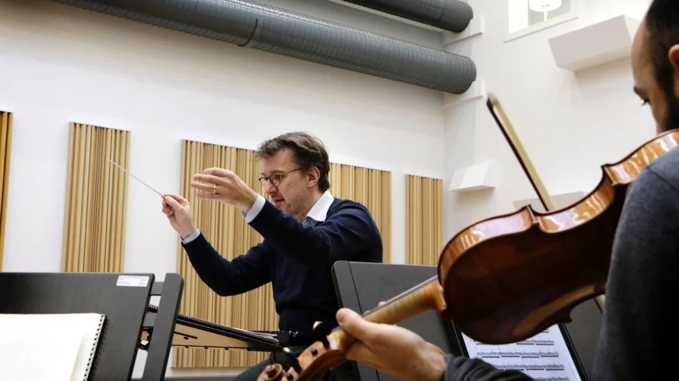 Petter Sundkvist dirigerar och Brusk Zanganeh, som skymtar i förgrunden, är violinsolist vid onsdagskvällens konsert i Acusticums stora sal.
