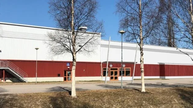 Så här skulle det se ut om den nuvarande ishallen (högre delen till vänster) skulle kompletteras med en ny ishall (lägre delen till höger) på 3000 kvadratmeter.