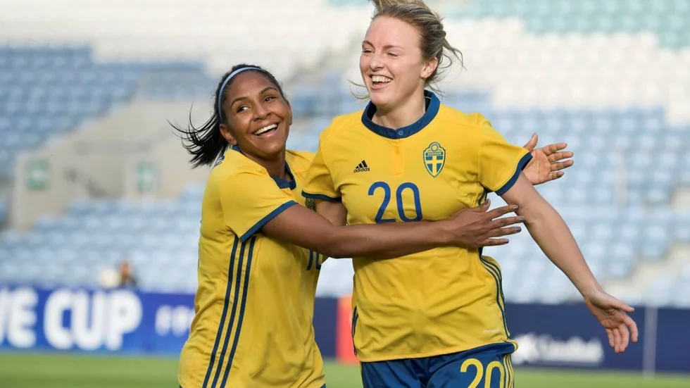 Madelene Janogy grattar tremålsskytten Mimmi Larsson.