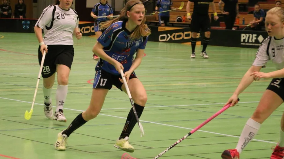 Klara Johansson och hennes Öjebyn inleder sista kvalsteget mot allsvenskan med play off-matchen mot Klockarberget på söndag.