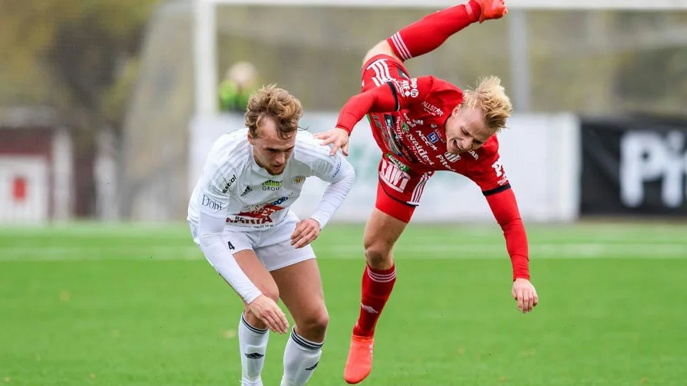 FLYGANDE START. Henrik Millberts Umeå FC fick en drömstart med tidig 3-0-ledning i premiären, som dock slutade med kryss. Men Millbert stortrivs i sitt nya lag där han redan hunmnit utvecklats en hel del. (Arkivbild).