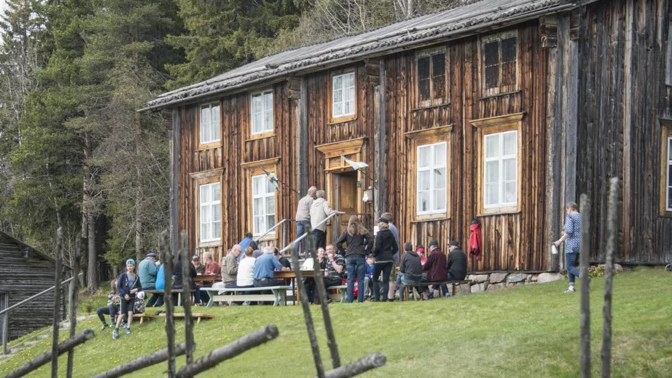 Nyöppnat. Knappt en halvtimme har gått sedan Hängengården öppnade för nationaldagsfirande, men redan är det full ruljans och nästintill fullsatt både inne och ute.