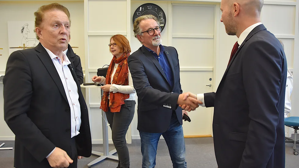 I och med kommunvalet i Boden har Socialdemokratarna 24 mandat och Sjukvårdspartiet ett i fullmäktige. Kenneth Backgård (SJVP), Béatrice Öman (S), ordförande i socialnämnden, Sead Maglic (SJVP), ordförande i samhällsbyggnadsnämnden och kommunalråd, och Claes Nordmark (S), kommunalråd