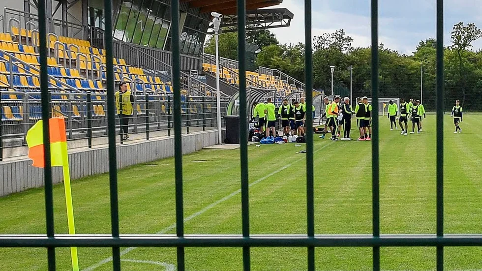 LUBLIN 20170613
Efter 15 minuter fick media lämna träningsanläggningen för att förbundskapten Håkan Ericson skulle finslipa sina taktik inför EM i fotboll som inleds på fredag med match mot England. 
Foto: Jonas Ekströmer / TT / kod 10030