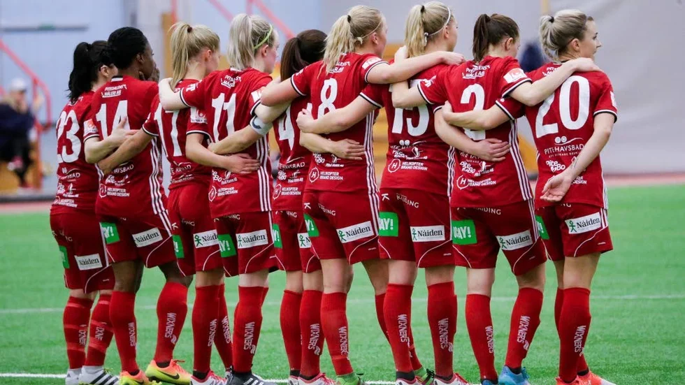 SKADAD. Madelen Janogy är knäskadad.
