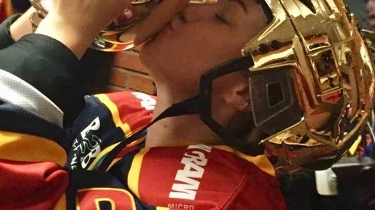 GULDMAKARE. Piteåtjejen Rebecca Stenberg vann SM-guld i ishockey för andra säsongen i följd. 2016 med Luleå/MSSK. 2017 med Djurgården.