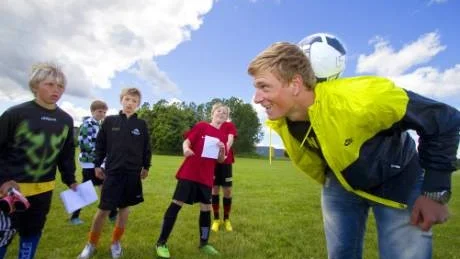 Målmedvetenheten lyser kring John Guidetti. I går var han på Himmelstalundsfältet och träffade Sports Camp-deltagarna. Där bjöd han bland annat på historier om hur livet som proffs i England är. - Varje morgon får vi pissa i en burk för att se om vi druckigt tillräckligt. Den som inte gjort det får böter, säger 18-åringen. Foto: Niclas Sandberg
