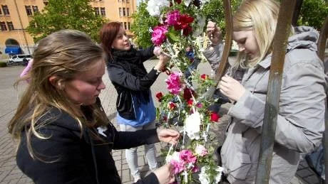 Jenny Hanning, Kajsa Karlsson och Maria Gustavsson arbetar skickligt utifrån sin ide om hur ett bröllop ser ut.