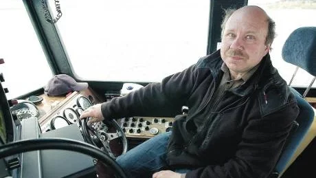 - Jag är orolig för Skärgårdslinjens framtid, säger skepparen Göran Johansson. Men fortfarande finns det i alla fall hopp om en bättre framtid. Foto: Anita Kjellberg/arkiv