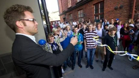 NTI-gymnasiet + Mikael Elias teoretiska gymnasium = sant. De båda friskolorna har flyttat ihop på Västgötegatan. Rektor Johan Lundberg invigde det nya skolhuset där utbildningarna finns på plan sju.