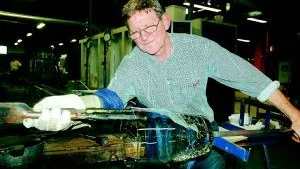 Håkan Ohlsson började på Reijmyre glasbruk som 15-åring. Då hade bruket 200 glasblåsare. I dag är det bara åtta kvar. - I mitt yrke har man sällan ledigt, säger han. Foto: Carolina Häggkvist