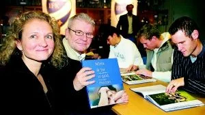 Brita Nordholm har fotograferat och Magnus Nilsson har skrivit boken "Nästa år tar vi guld, morsan". I bakgrunden ses IFK-spelarna Mikael Torin, Anders Whass och Mikael Roth.Foto:Robert Svensson