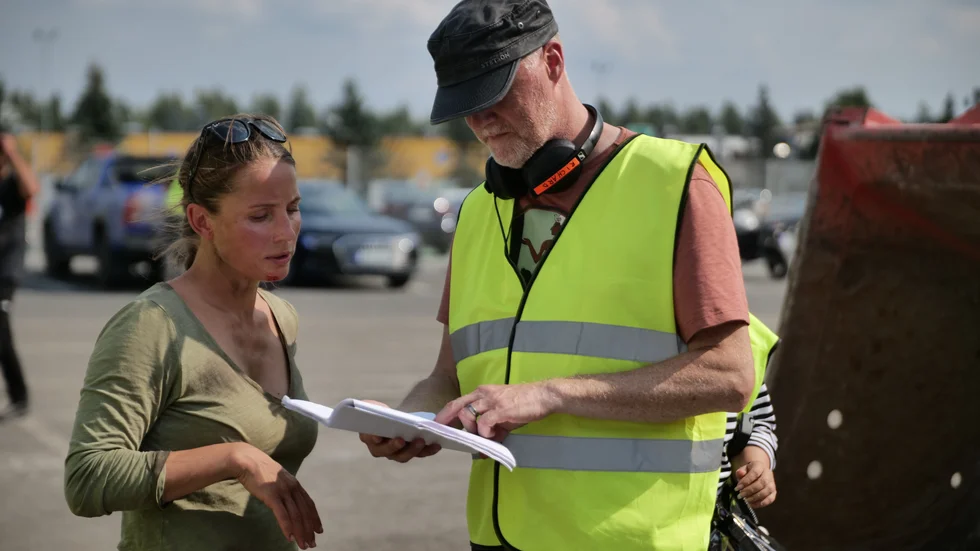 Tuva Nuvotny och regissör Richard Holm under arbetet med filmen "Avgrunden".