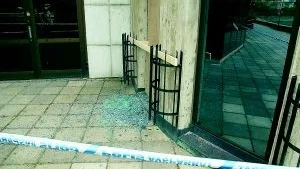 TIPSA POLISEN. Såg du något misstänkt kring Palace eller Gamla Rådstugugatan och Strömsparken i Norrköping natten till måndag mellan klockan 00.00 och 02.15. Hör av dig till polisen! Telefonnummer: 011-216000 
Foto: Robert Svensson