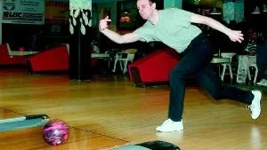 Larsson sitter lugnt och tackar bowlingen för att han är harmonisk. I senaste serieomgången i bowling var Jonas Larsson näst bäst i BK Vallonen. Se sån stil han har.
FOTO: TITTI OLOVSSON (0122-131 75)
titti.olovsson@folkbladet.se