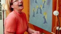 Att måla gör Leena glad. Det händer ofta att hon skrattar högt under tiden.