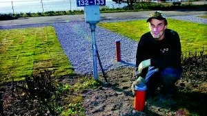 Christer Widlund, som är anställd på Kolmårdens Camping & Stugby, lägger sista handen vid den nya installationen av vatten och avlopp intill varje enskild husvagnsplats.