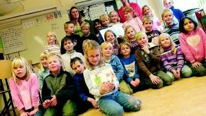 Emma vann! Emma Ekvall från Åbymoskolans klass 1 A visar upp det vinnande bidraget i Hyresbostäders julkorttävling.         Foto: Anita Kjellberg