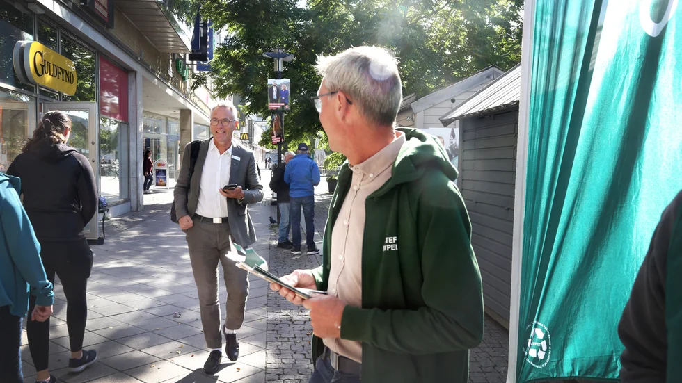 I Lars Thomssons (C) baksäte på bilen trängs x antal urdruckna energidrycksburkar. Det gäller att fylla på med energi när valspurten pågår.                      