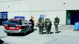 Ett automatlarm kallade brandförsvaret till platsen. Först verkade personalen ha klarat sig utan skador, men efter en stund började flera må dåligt. Foto: Björn Persson/Wighsnews