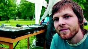 Erland Marckwort mixar in musikstycken och låtar i nya sammanhang. Men det ska vara vinyl, som det då baseras på.
Foto: Andreas Skogh (011-200 462)
redaktion@folkbladet.se