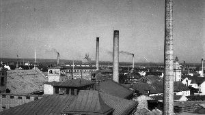 Norrköping av år 1947, och det liksom i ett nötskal. Fabrikstak, och så några av alla dessa skorstenar som fyllde det dåtida luftrummet. Bilden tagen från vad som i våra dagar är ProNova, men som på den här tiden inrymde Tuppens Grytsfabrik. 
Foto: Carl Werngren, tillhör Stadsmuseets samlingar