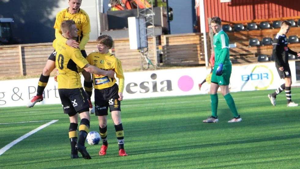 Anfallskollegan Jens Marklund blir minst lika glad som målskytten Elias Wiklund.