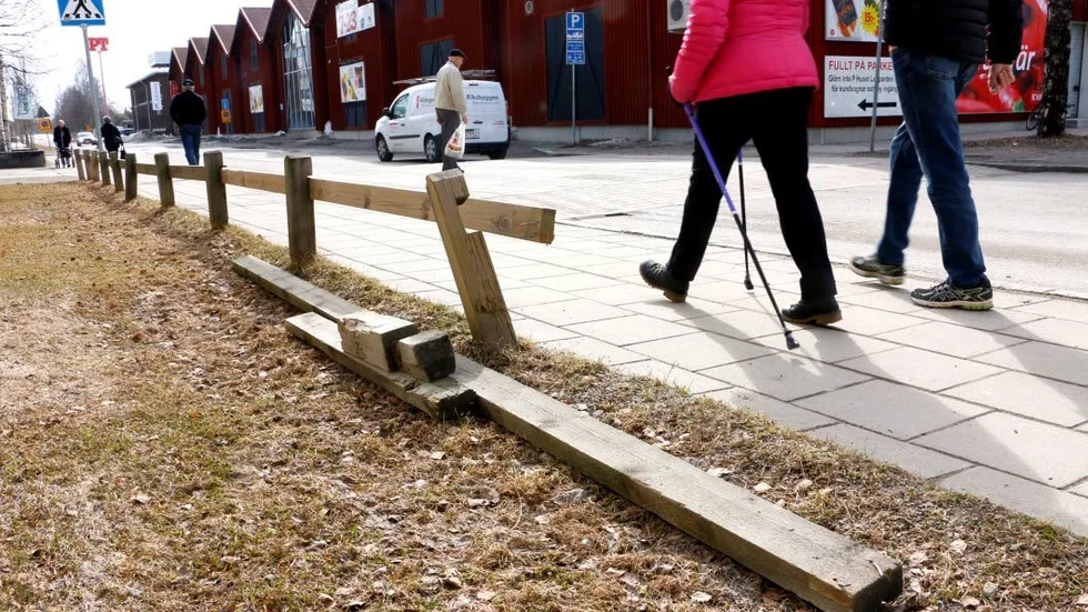 Ett räcke ligger trasigt vid en trottoar. Vad som hänt är oklart.