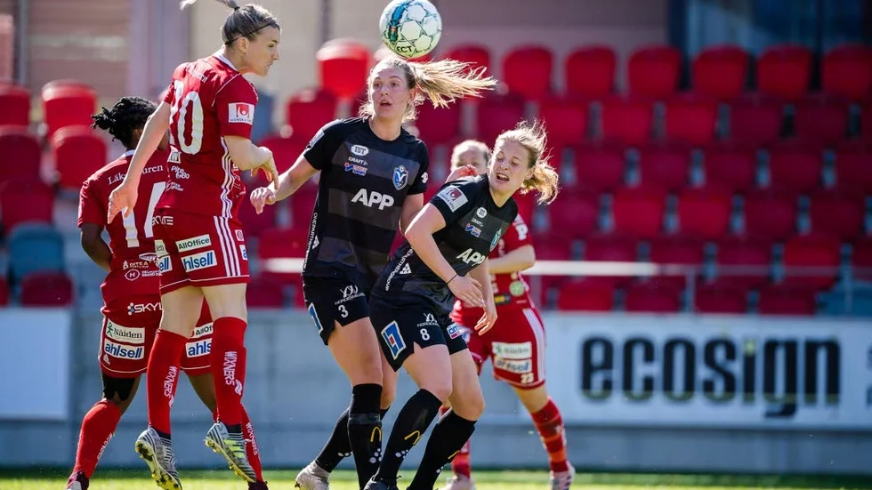 Emelie Lövgrens styrka är huvudspelet. Nu jagar hon och Piteå IF första segern mot Rosengård/Malmö.