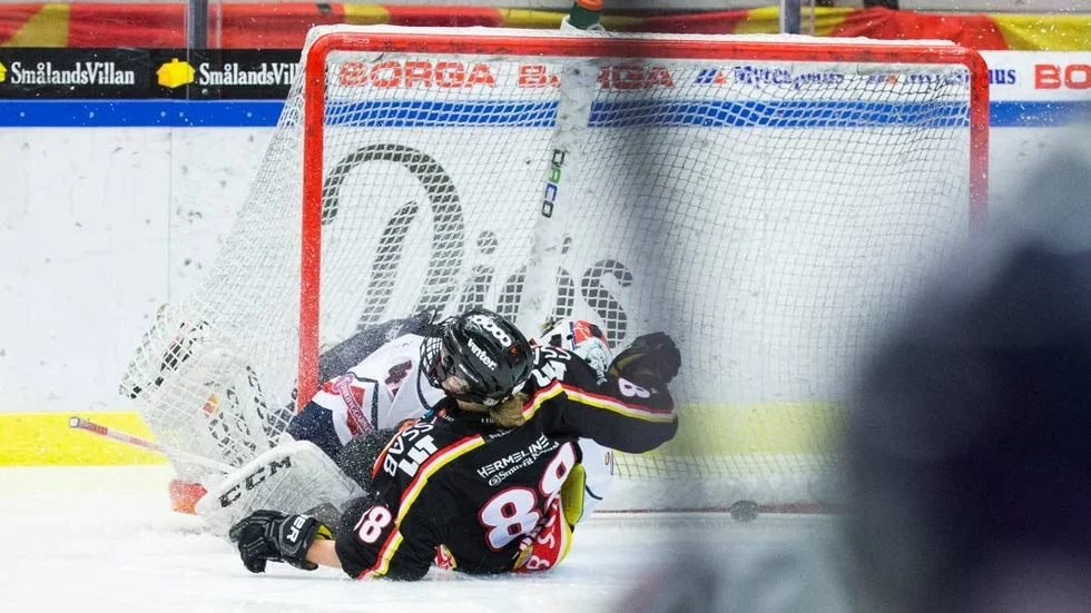 BORTDÖMT. Ronja Savolainen fick pucken över mållinjen i början av tredje perioden. Men samtidigt körde hon på målvakten Florence Schelling och målet godkändes inte.