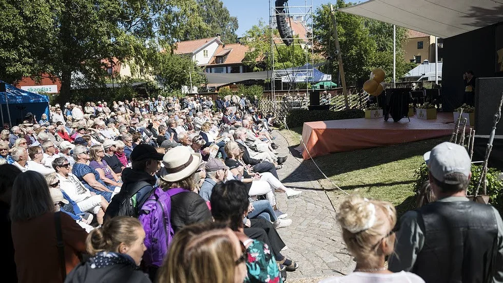Är Almedalen demokratins Mekka eller ett Paradise hotel för politiker?
