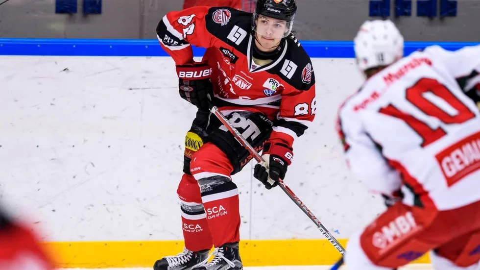 COMEBACK. Erik Wikgren har missat tio matcher på grund av en krånglande blindtarm - men är tillbaka på isen i onsdagens derby mot Boden.