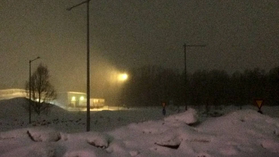 Mörkt. På onsdagskvällen var det mörkt i Statoilrondellen.