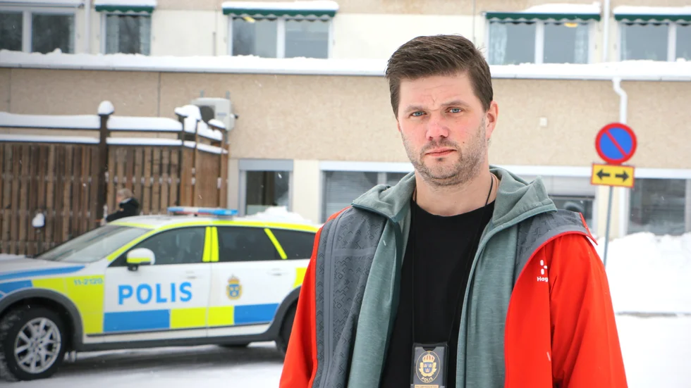 Martin Vidgren, områdespolis i Piteå, försvarar användandet av omdiskuterade appen Tiktok. "Vi vill kunna finnas där ungdomar är", säger han. (Arkivbild)