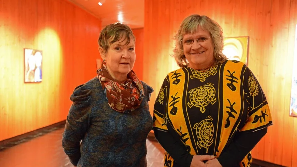 Till höger, Vanda Wallström ordförande i Arjeplogs konstförening, är glad över att det finns så många lokala konstnärer i Arjeplog. Här tillsammans med konstnären Britta Högberg.