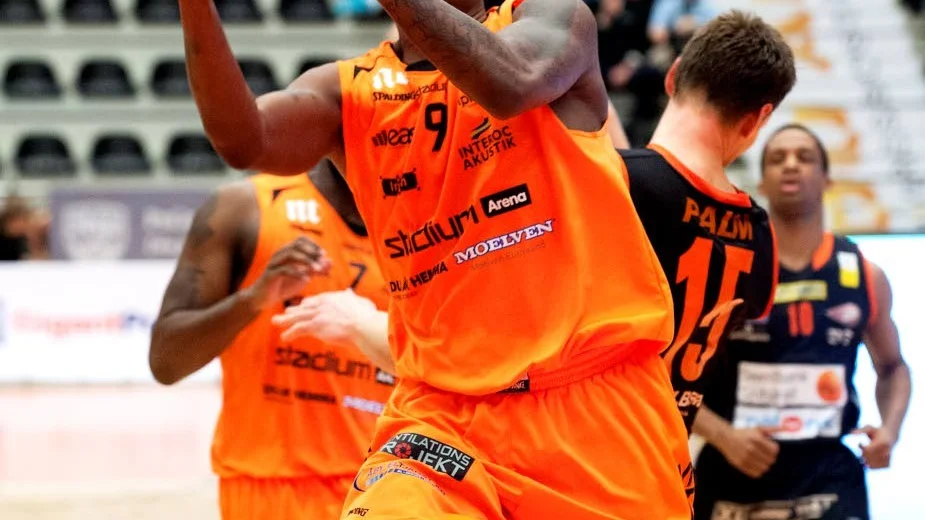 Jermont Horton njöt av publikstödet och levererade 19 poäng och sju returer när Dolphins tog sig vidare till semifinal.