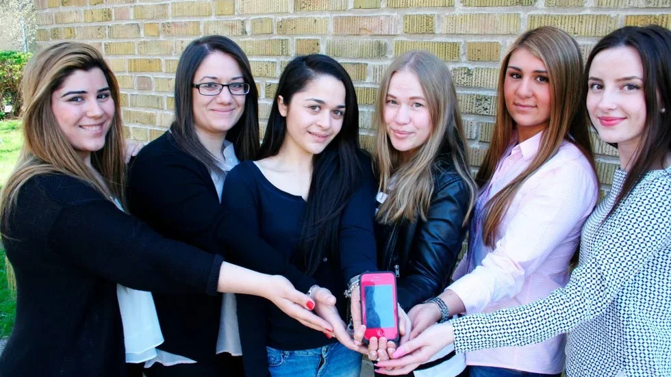 Slut med UF. Efter ett års jobb avslutas nu gymnasieelevernas UF-företagande. De här sex tjejerna från Kungsgårdsgymnasiet berättar om sina erfarenheter från UF-året, från vänster Paulin Elo, Anghela Ergül, Viktoria Altun, Matilda Pettersson, Tibella Massi och Enna Hadzic.