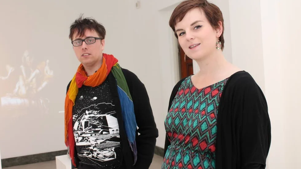 Pride i galleriet.  Konstvetarna Emil Åkerö och Karolina Nilsson har bjudit in poeter att tolka fyra kända verk ur konsthistorien, som också knyter an till årets Pridetema "kropp och känslor".
Foto: Sara Segraeus