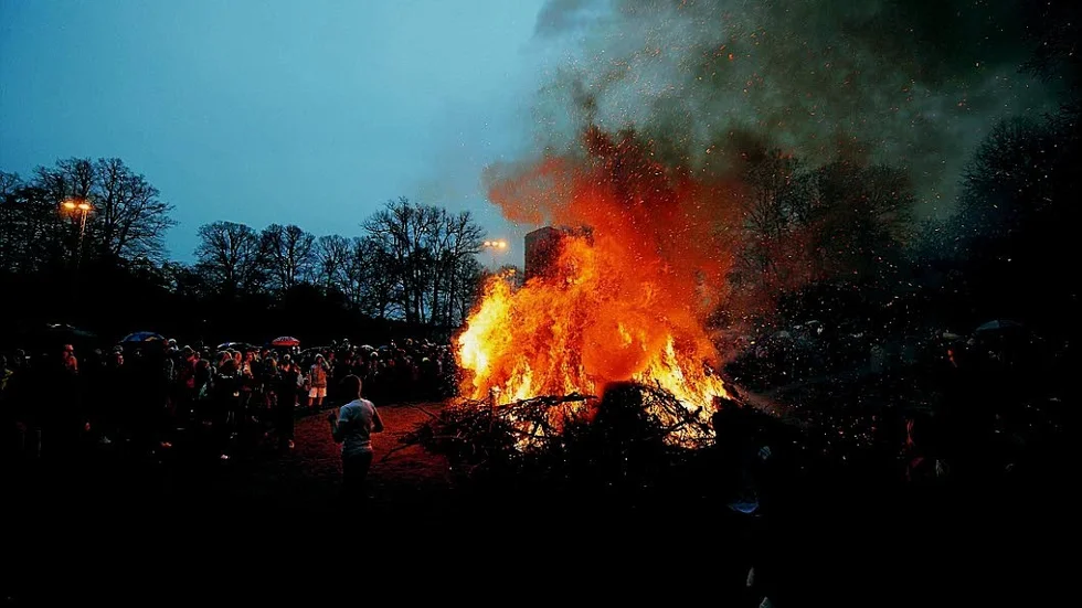 Valborgsmässoeld. Nu är det snart dags att ge sig ut hälsa våren välkommen.