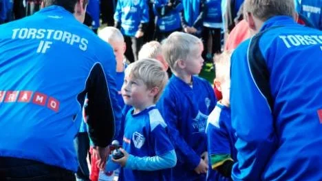 Torstorps IF:s unga spelare fick ta emot pris av A-lagets Josef Gustafsson och Andreas Persson.