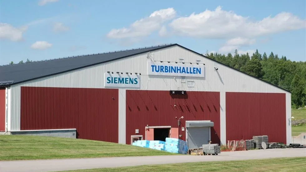 Turbinhallen renoveras och på återinvigningen kan LHC stå på isen.