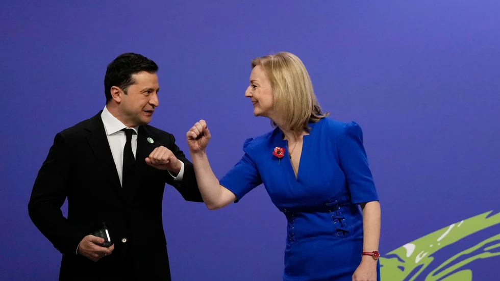 Ukrainas president Volodymyr Zelenskyj och Storbritanniens nytillträdda premiärminister Liz Truss vid ett möte i november förra året. Arkivbild.