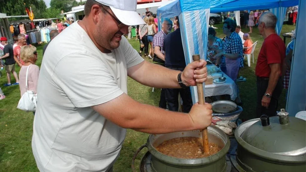 Den berömda kålsoppan. 90 kilo kål och tolv kilo fläskkött tillagas till 120 liter soppa, minst. Martin Törnqvist rör om i grytan.