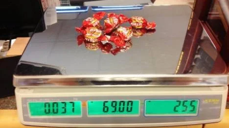 37 gram väger fem kolor. Det är ungeäfr så mycket pasta som förskolebarnen beräknas äta till lunch.