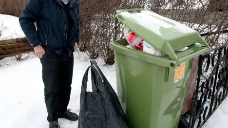 Hemma hos Frank Alf i Skarphagen har soptunnan inte blivit tömd sedan innan jul.