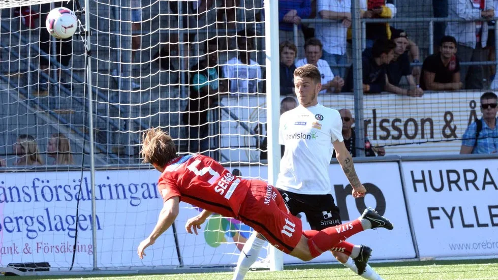 Christoffer Nyman vräker sig fram och skallar in 2-0.