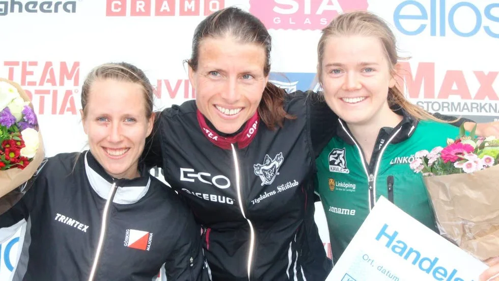 Topptrion.  Anna Forsberg, Majorna OK ,tvåa, Anne Margerete Hausken, Norsk VM-löpare och dagens etappsegrare och t.h. Alva Olsson, Linköpings OK på bronspallen.