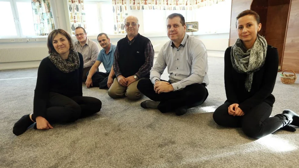 Europeiska muslimer. Medlemmarna i den  Svensk islamiska föreningen har anpassat sin religion till livet i Sverige. Det berättar föreningens ordförande Tahir Selava (andra från höger).